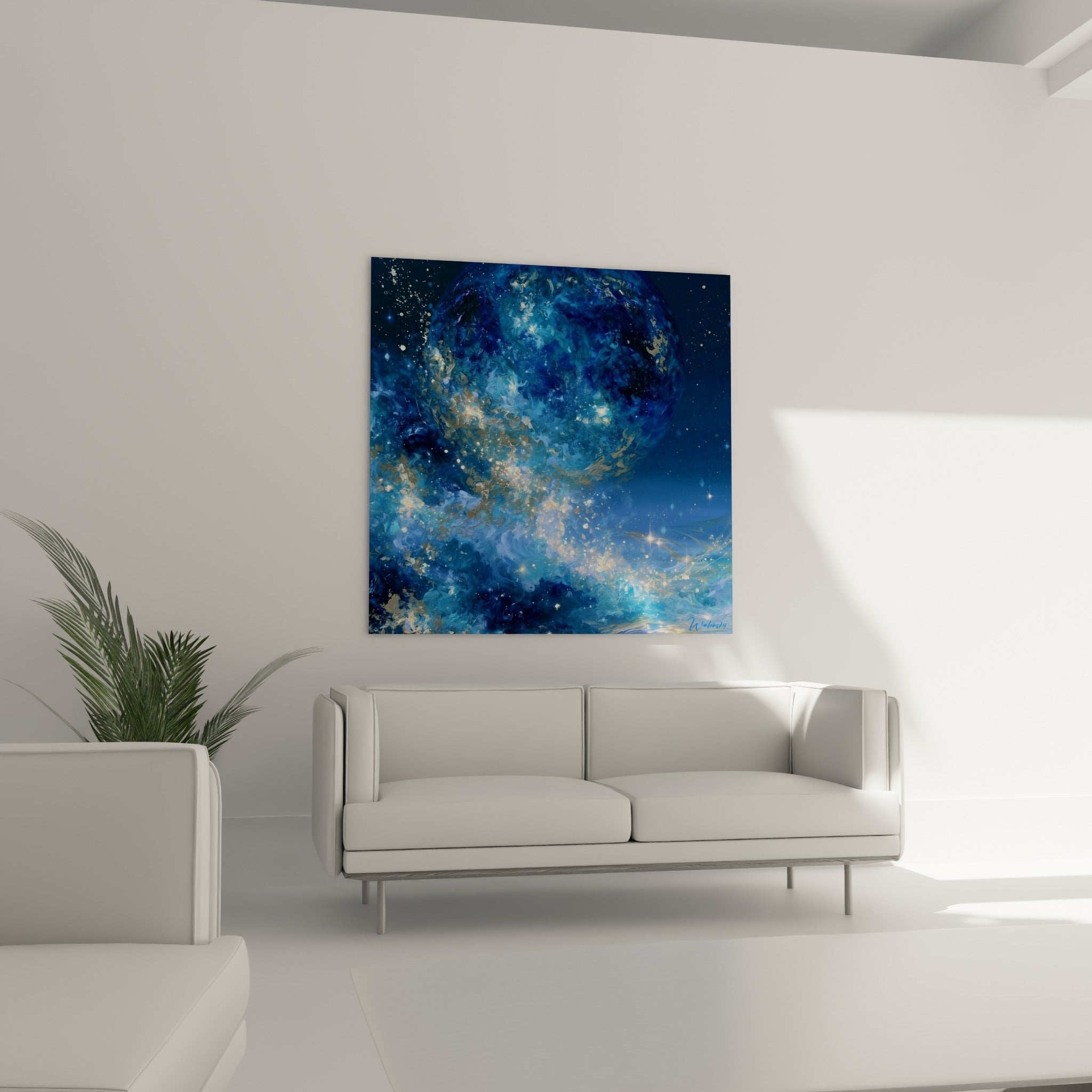 Nébuleuse bleu nuit et or scintillante suspendue au-dessus d'un canapé dans un salon lumineux