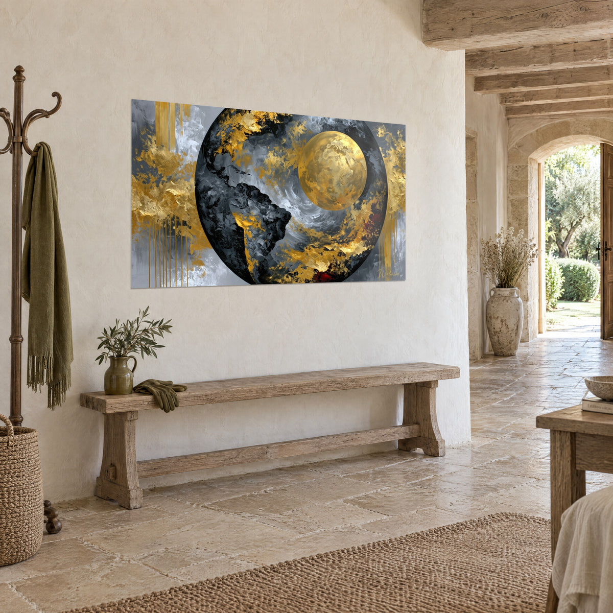 Tableau planète sombre aux continents striés d'or sur fond gris perle, lune dorée en pâte épaisse, mur de pierre, maison de campagne