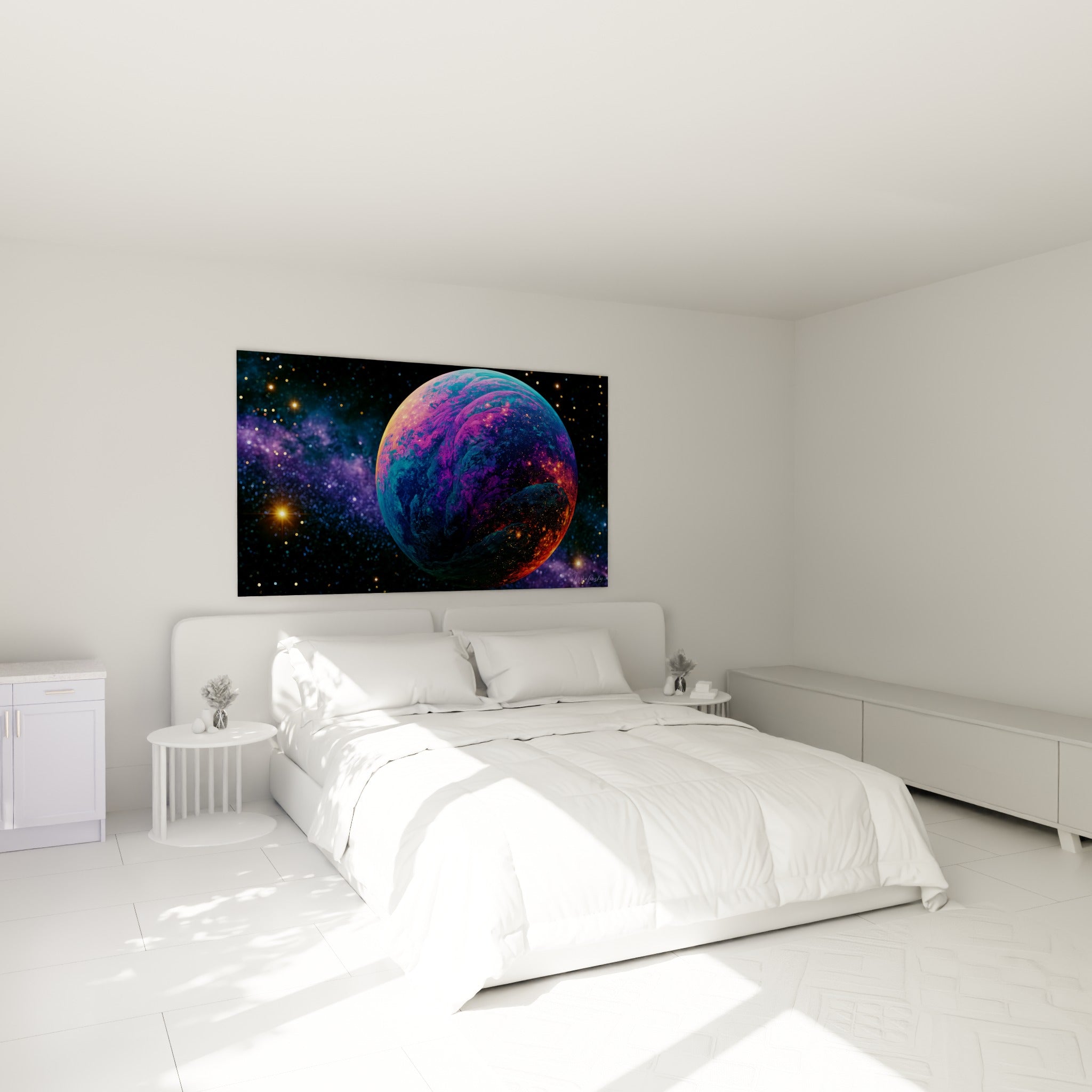 Planète violette et orangée aux nuances bleu marine accrochée au-dessus d'un lit dans une chambre claire