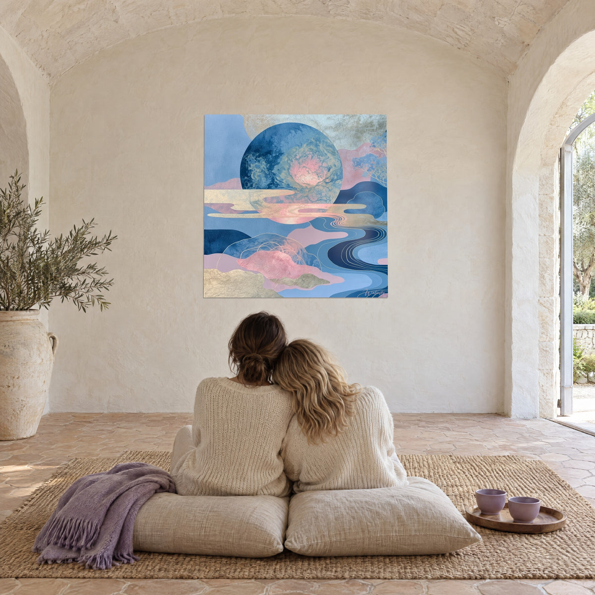 Cuadro amanecer cósmico de un disco azul y rosa, velos dorados y colinas lilas, contemplado por una pareja sentada sobre cojines