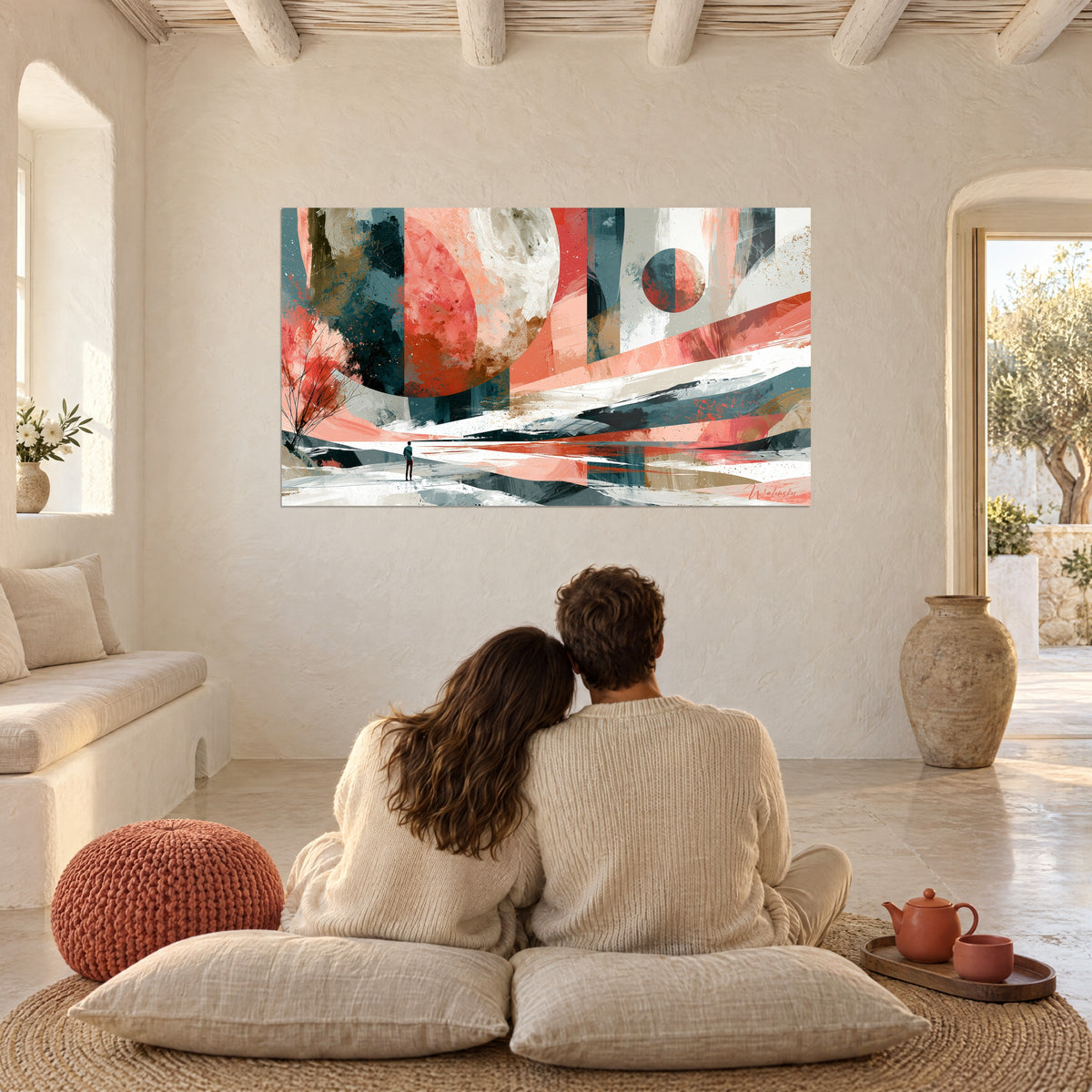 Tableau horizon abstrait de coulées saumon, blanc et bleu ardoise, petite lune rouge, un couple de dos sur des coussins au sol