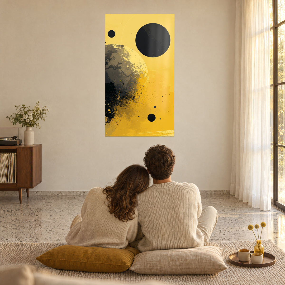 Tableau globe éclaté sur fond jaune vif, disques noirs flottants, couple de dos assis sur des coussins moutarde, grande baie vitrée