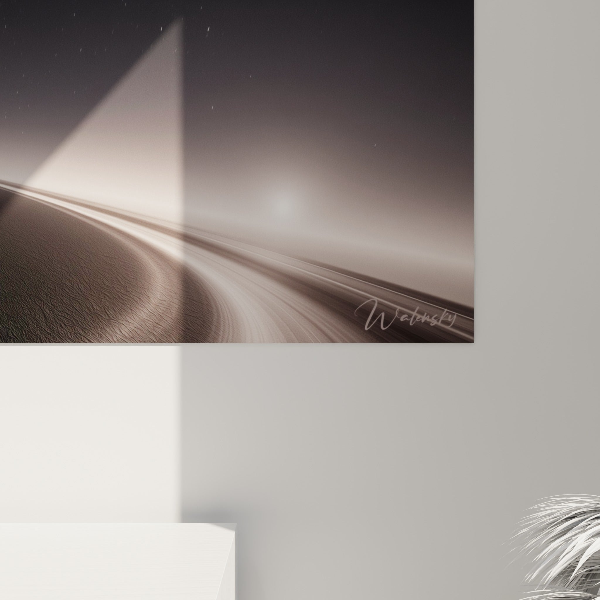 Grain fin et dégradés gris révèlent le cratère lunaire et la lueur diffuse de ce tableau Planète