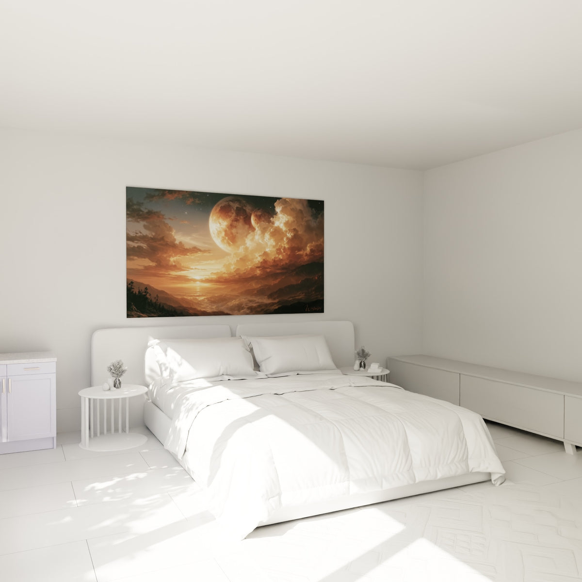 Lunes ambrées et nuages dorés de la Planète accrochés au-dessus d'un lit dans une chambre claire