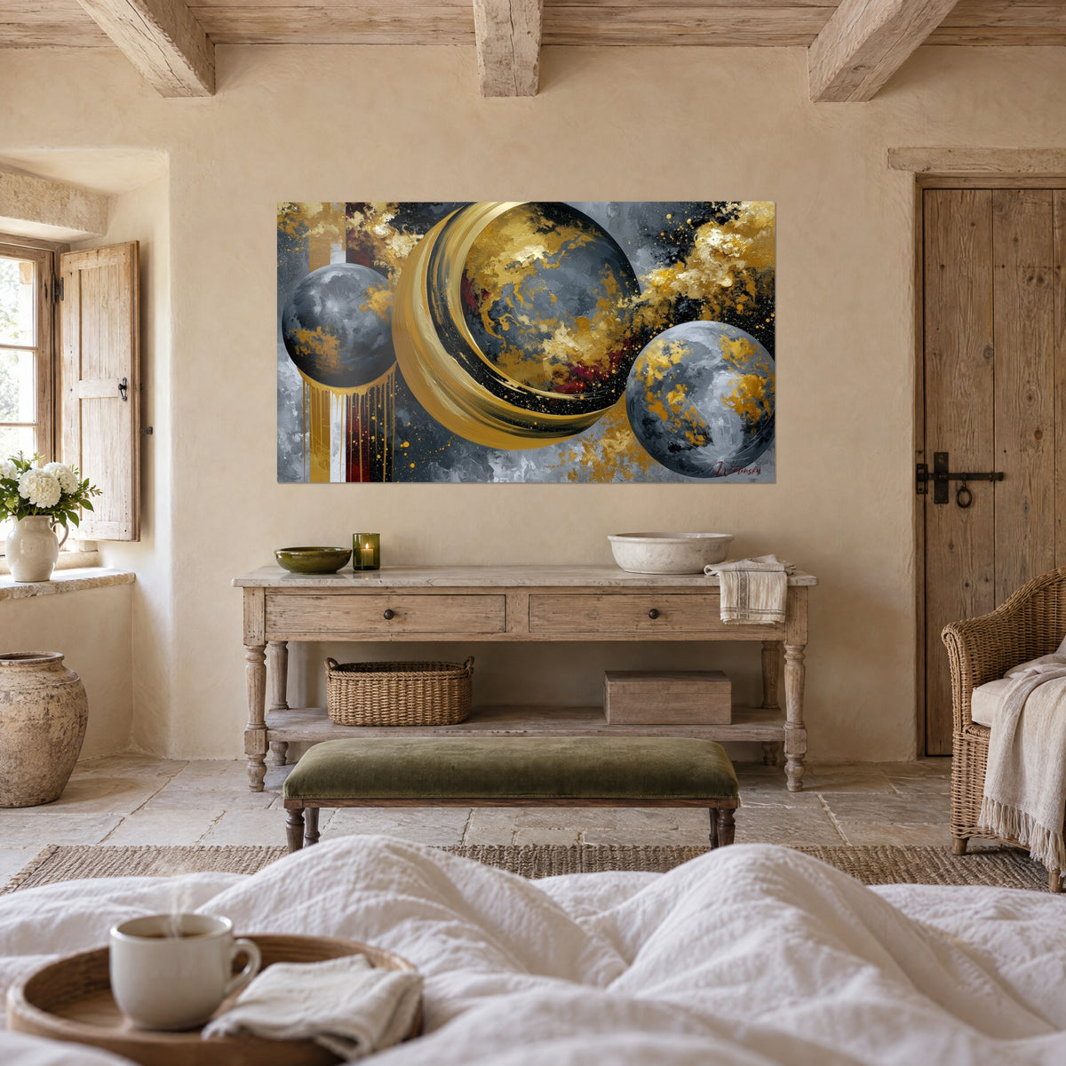 Tableau trio de sphères gris acier et or, touches bordeaux, éclaboussures noires, au-dessus d'un lit dans une chambre claire