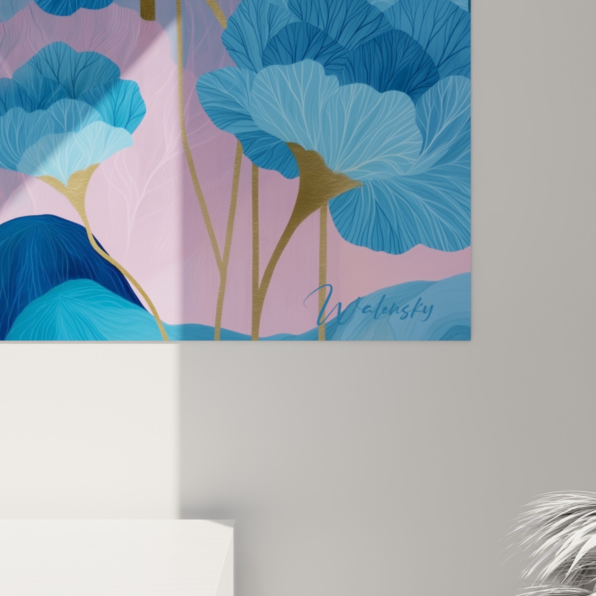 Détail des empâtements dorés et des nuances bleu ciel et rose poudré sur la toile de la planète accrochée