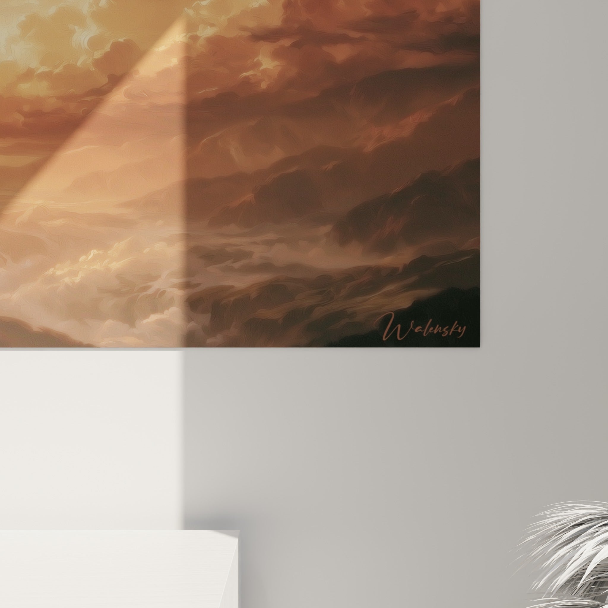 Détail des nuages dorés et orangés aux textures vaporeuses, contraste marqué avec le ciel sombre étoilé