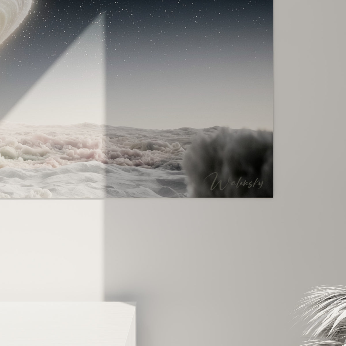Détail des anneaux dorés et de la texture glacée rose et blanche de la planète accrochée au mur
