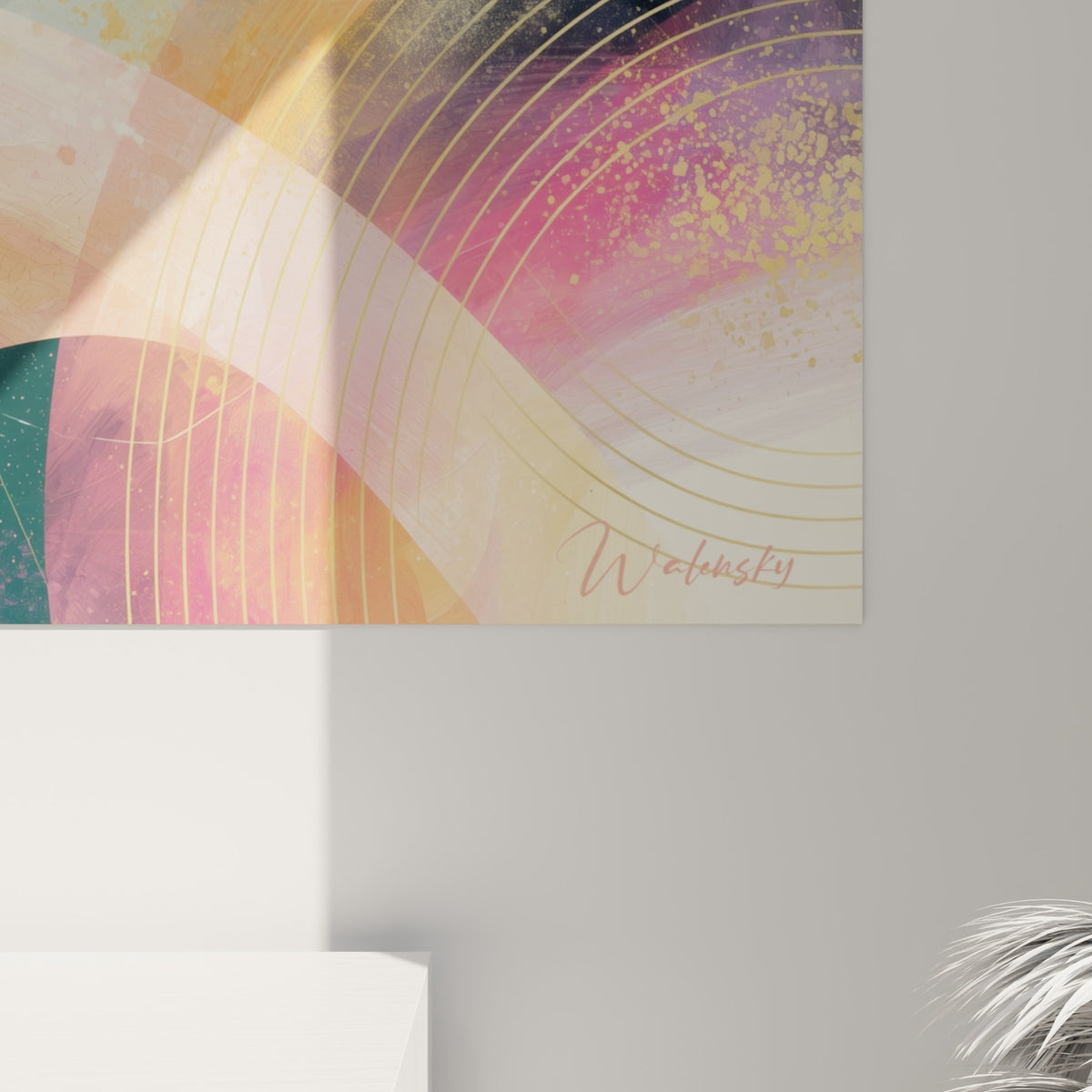 Détail des empâtements dorés et coulures orange sur la toile planète vert sauge et crème