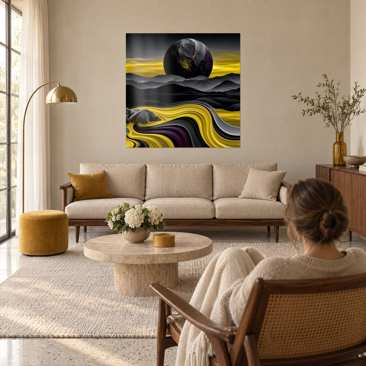 Cuadro astro oscuro sobre colinas grises, río amarillo limón y ciruela, encima de un sofá en un salón luminoso