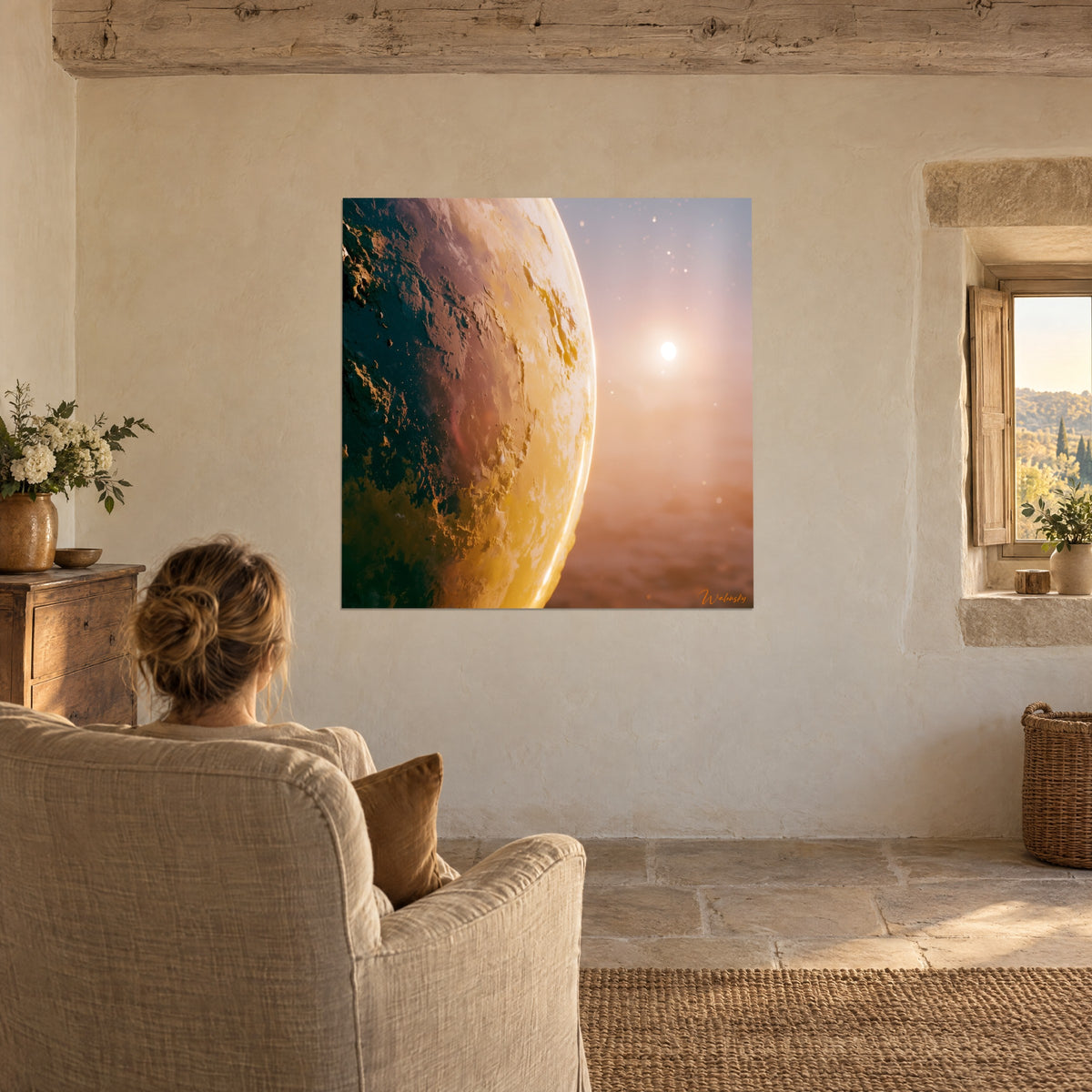 Tableau géante dorée aux reliefs verdâtres, petit soleil éclatant dans un ciel lilas et rosé, fauteuil beige et mur en pierre