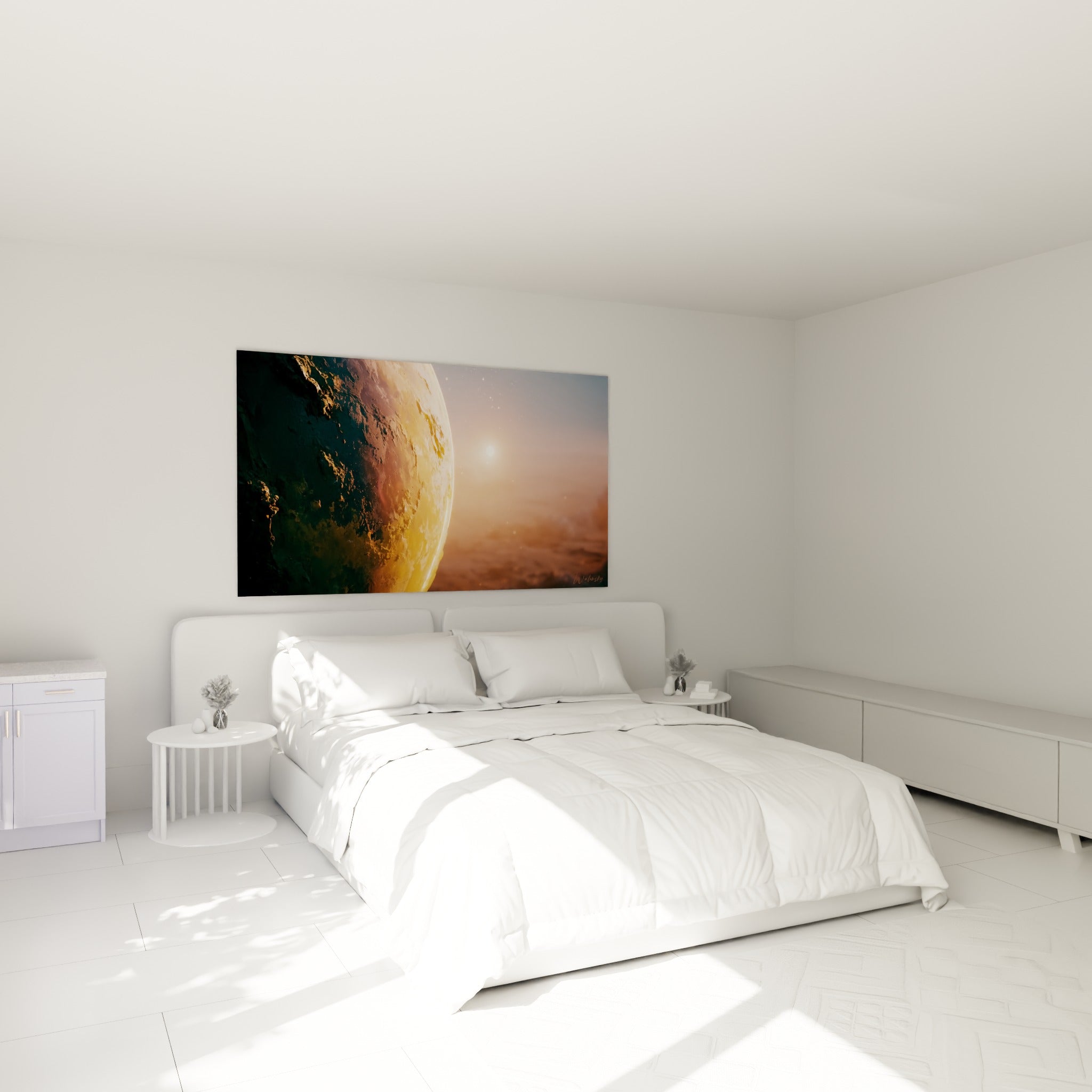 Sphère planétaire dorée et émeraude accrochée au-dessus d'un lit dans une chambre claire