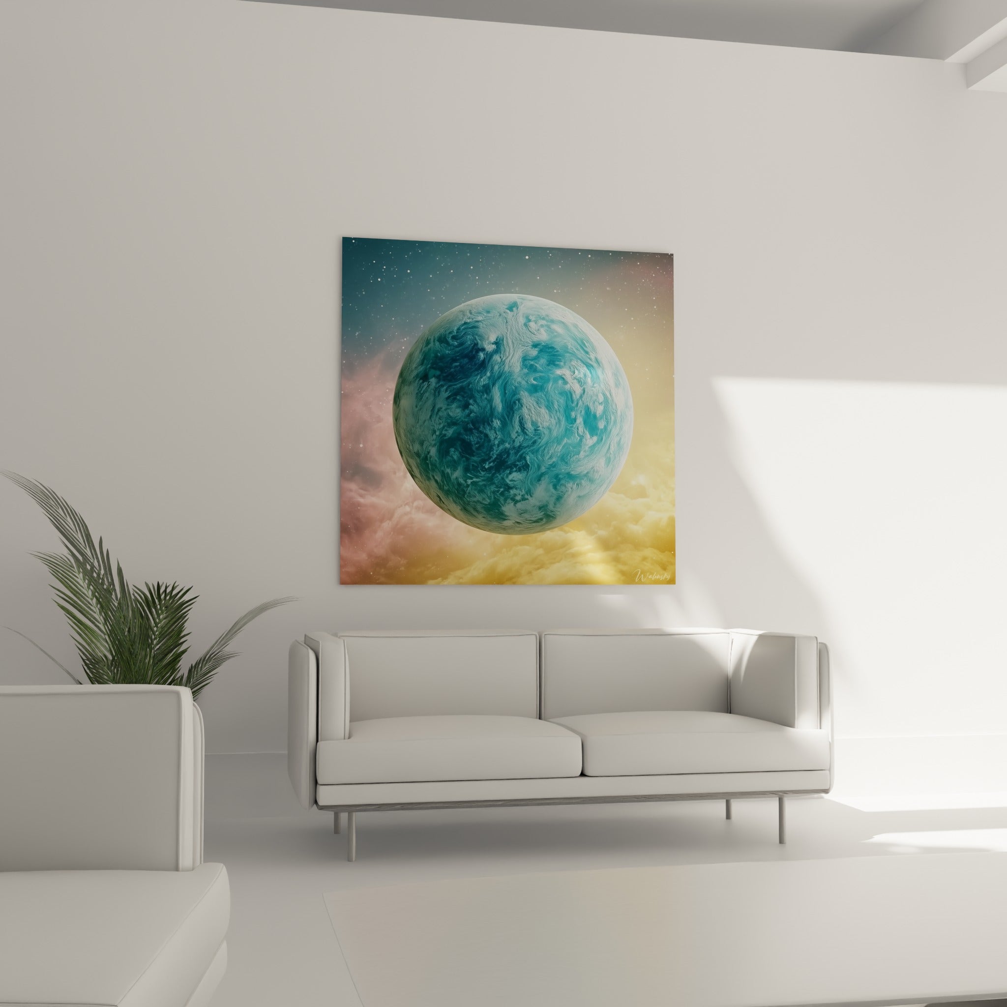 Planète céleste turquoise et jaune doré suspendue au-dessus d'un canapé dans un salon lumineux