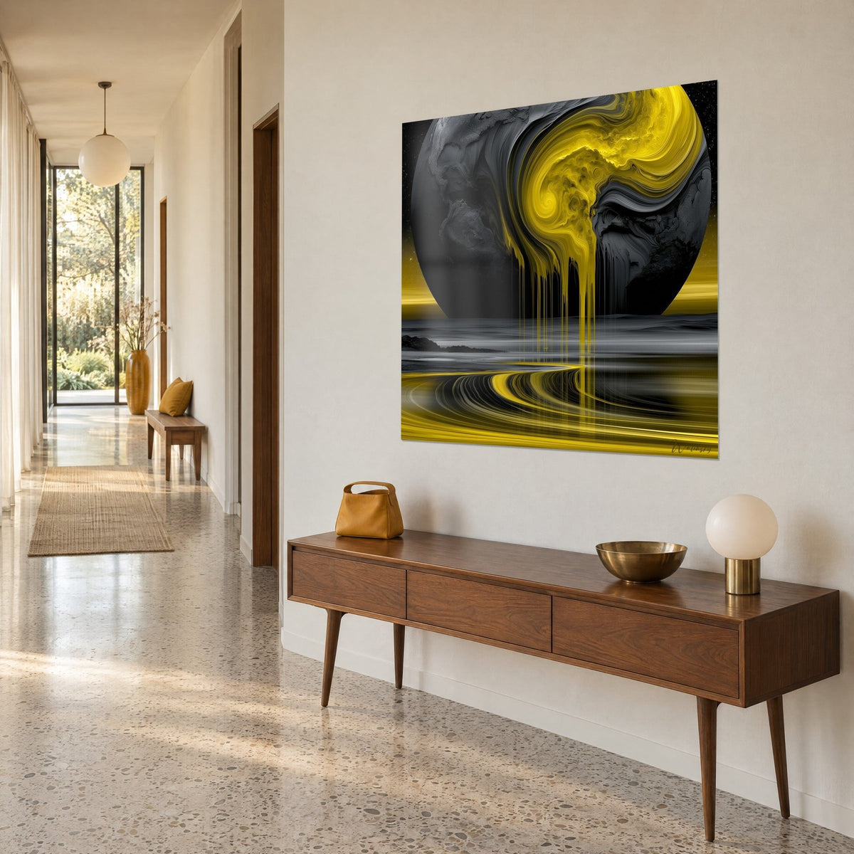 Tableau planète en fusion, jaune vif et gris ardoise, mur d'un couloir blanc, console en noyer, lampe ronde