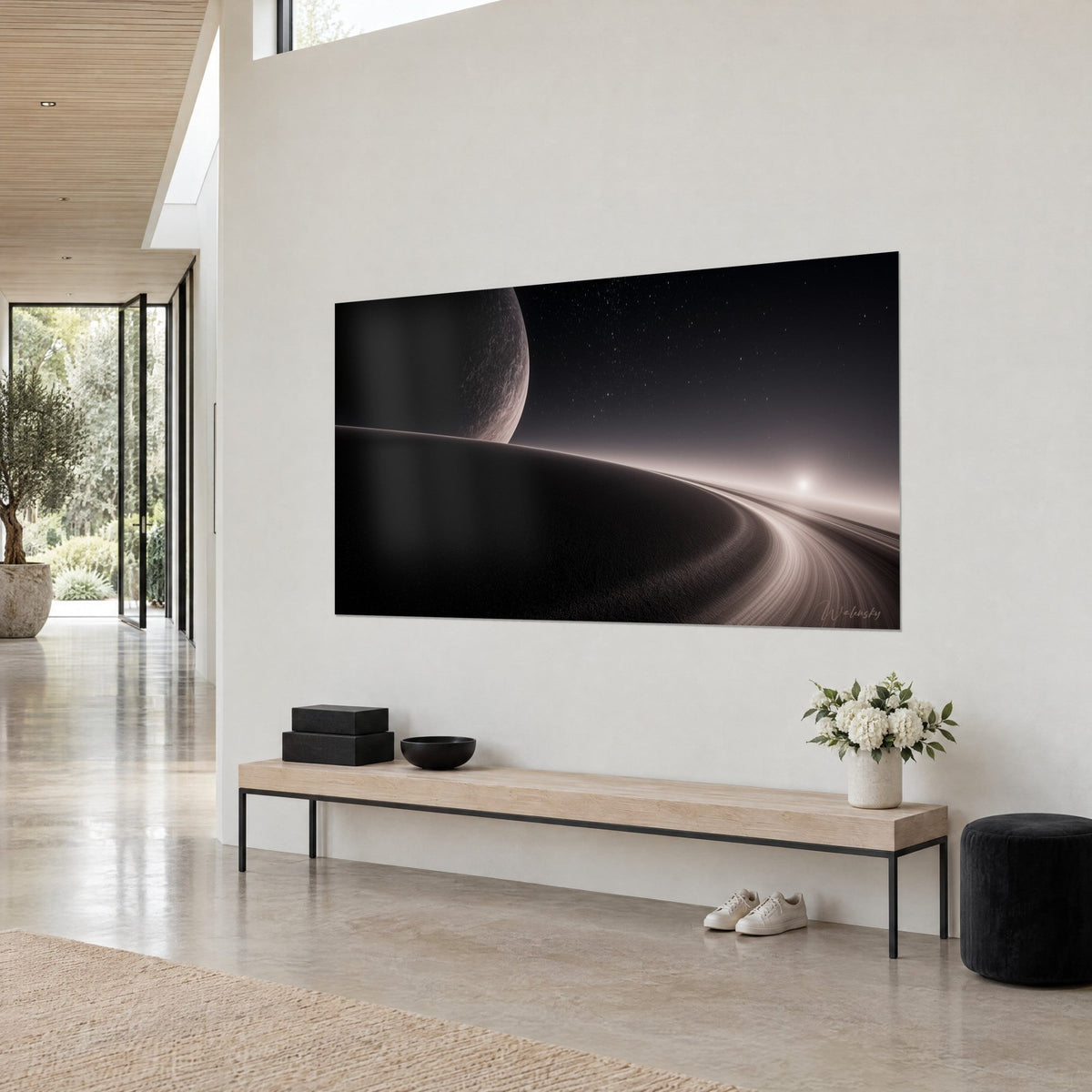 Gemälde perlgraue, krater übersäte Planeten dominiert eine dunkle Sandkurve, schwarzer Sternenhimmel, weiße Wand und Holzbank, Dreiviertelansicht