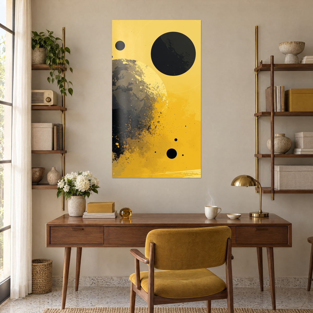 Tableau terre explosée en éclats ocre et anthracite, petites planètes noires en suspension, bureau en bois, fauteuil jaune moutarde