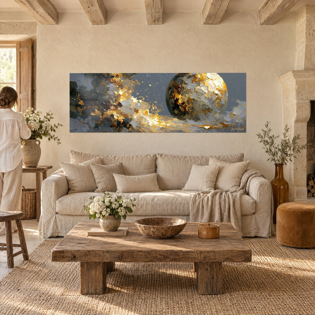Gemälde goldene Kugel mit anthrazitfarbenen Spritzern, Goldschlieren auf schiefergrauem Grund, über einem Sofa in einem hellen Wohnzimmer