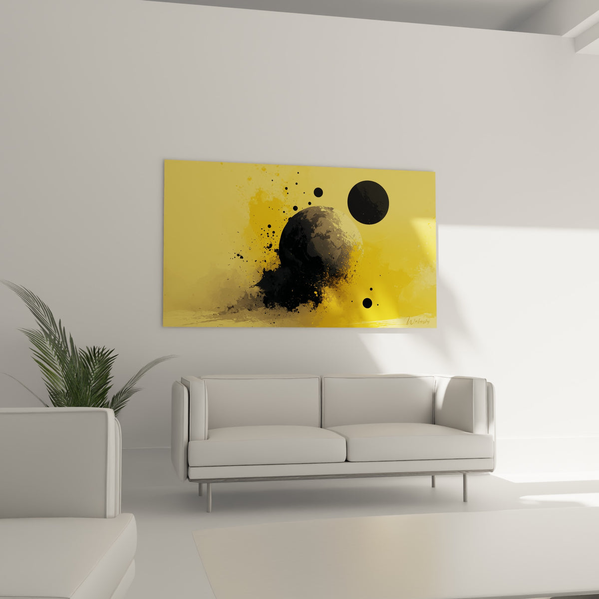 Astre anthracite éclaboussé sur teinte jaune solaire, tableau au-dessus d'un canapé dans un salon lumineux