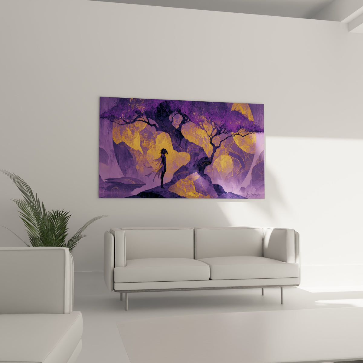 Figure anthracite sur fond doré et mauve, tableau suspendu au-dessus d'un canapé dans un salon lumineux.