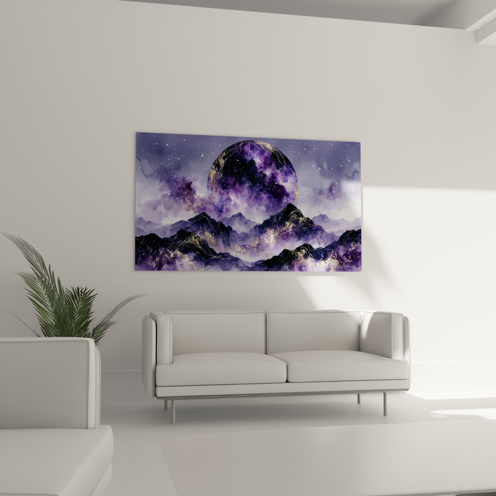 Sphère céleste violette et or entourée de montagnes sombres étoilées, disposée au-dessus d'un canapé dans un salon lumineux.