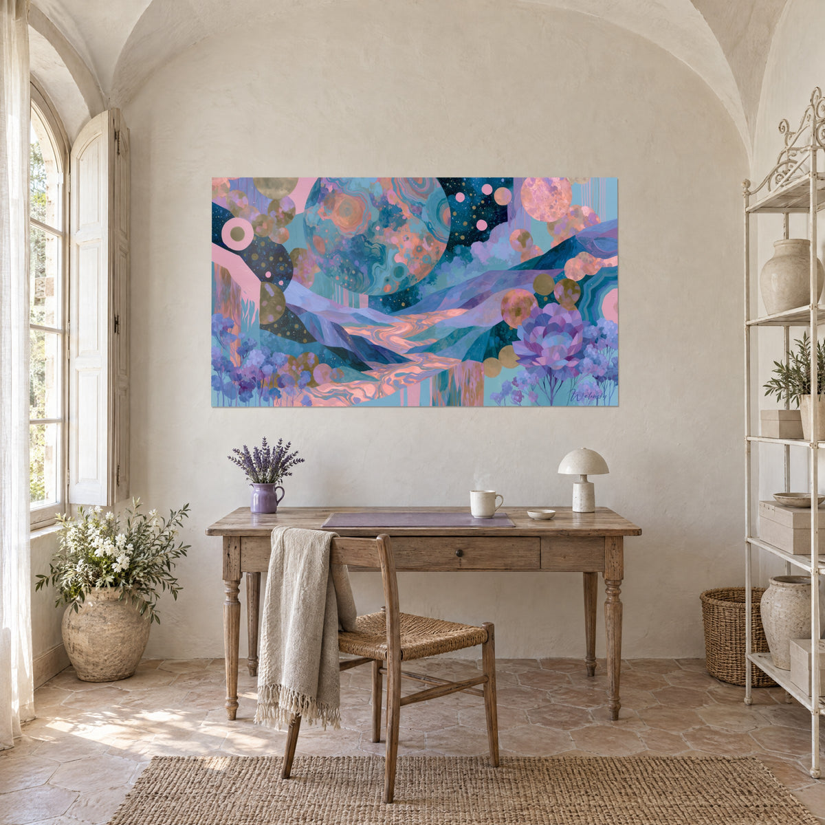 Tableau lune turquoise tachetée d'orange et cours d'eau rose sinueux, accroché au-dessus d'un bureau en bois dans un mas