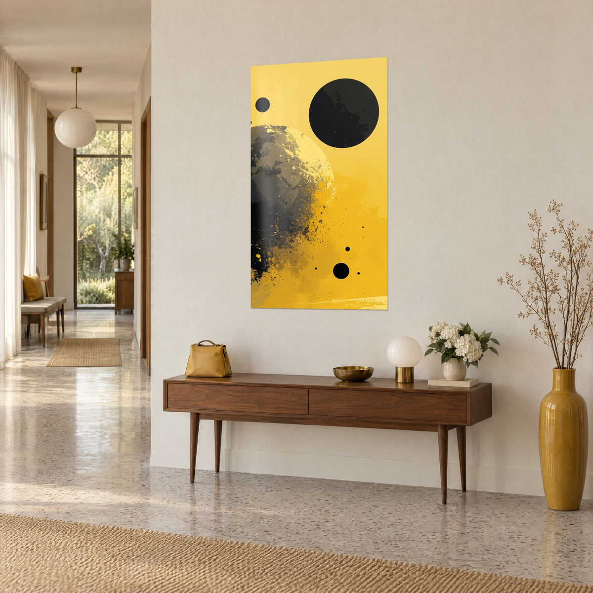 Tableau planète en éclats d'ombre et d'or, trois sphères noires flottantes sur fond citron, console en bois, couloir lumineux années 50