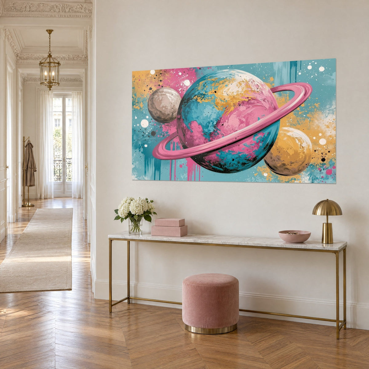 Gemälde Globus mit rosafarbenem Ring, schwarze und ockerfarbene Spritzer auf blauem Grund, goldene Konsole im Salon