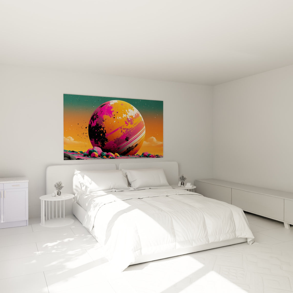 Sphère cosmique orange et fuchsia aux traînées blanches, accrochée au-dessus d'un lit dans une chambre claire