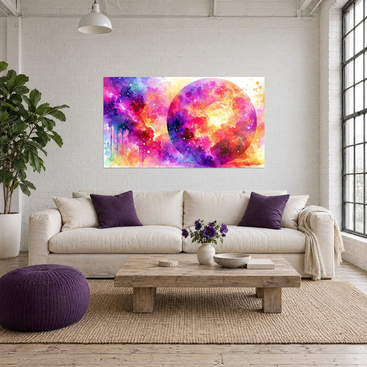 Tableau sphère stellaire mauve et rose, éclats d'or et coulures violettes sur fond lumineux, au-dessus d'un canapé dans un salon lumineux