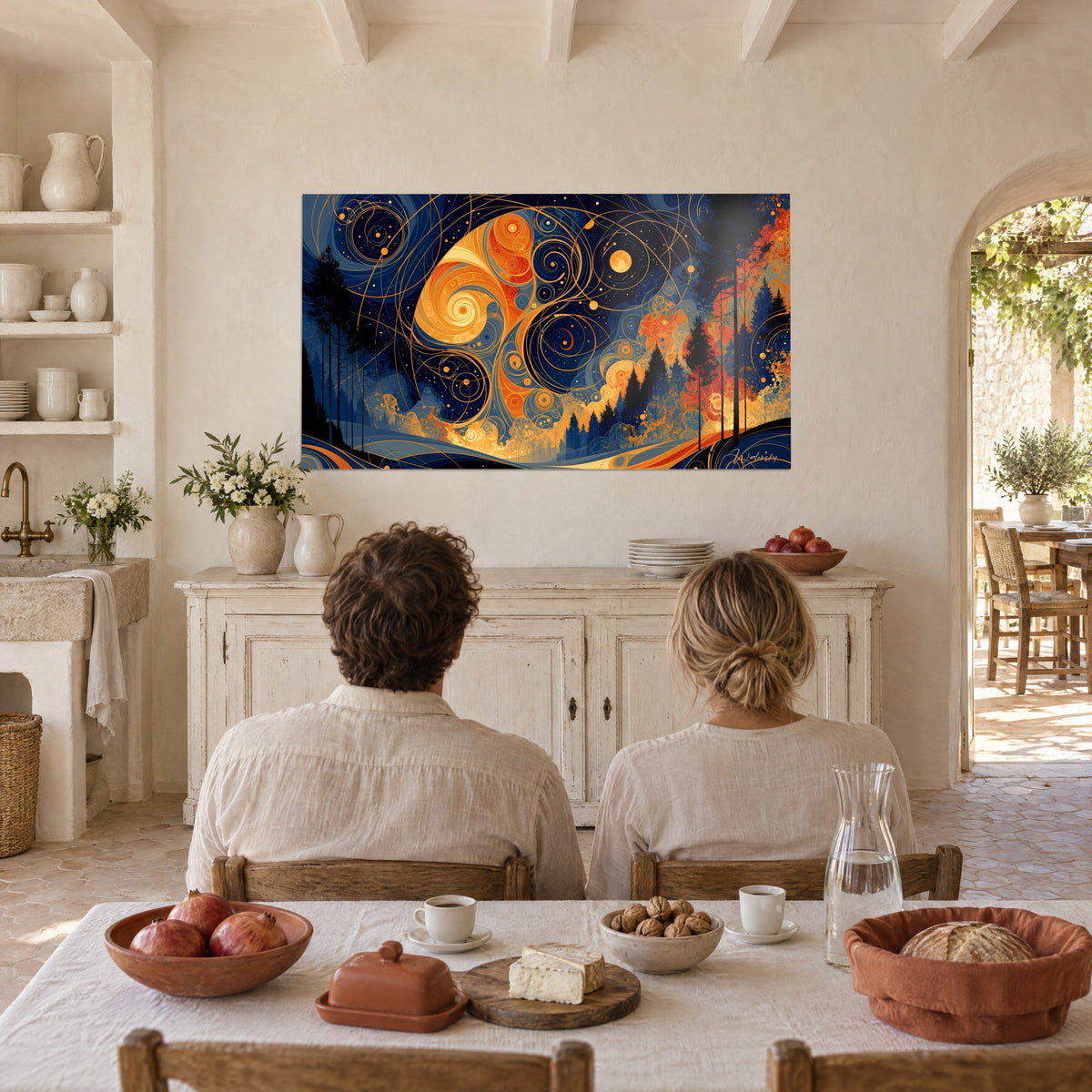 Tableau galaxie spiralée orangée sur fond marine, grande nébuleuse dorée, accroché au mur d'une cuisine du mas provençal
