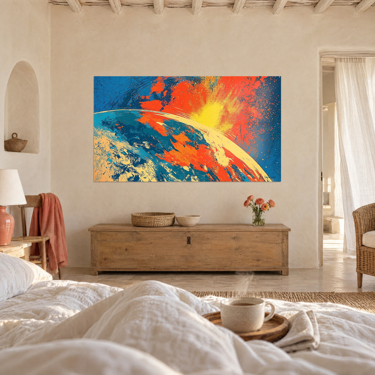 Tableau horizon solaire explosant en jaune vif sur fond bleu et orange, accroché au-dessus d'un lit dans une chambre claire