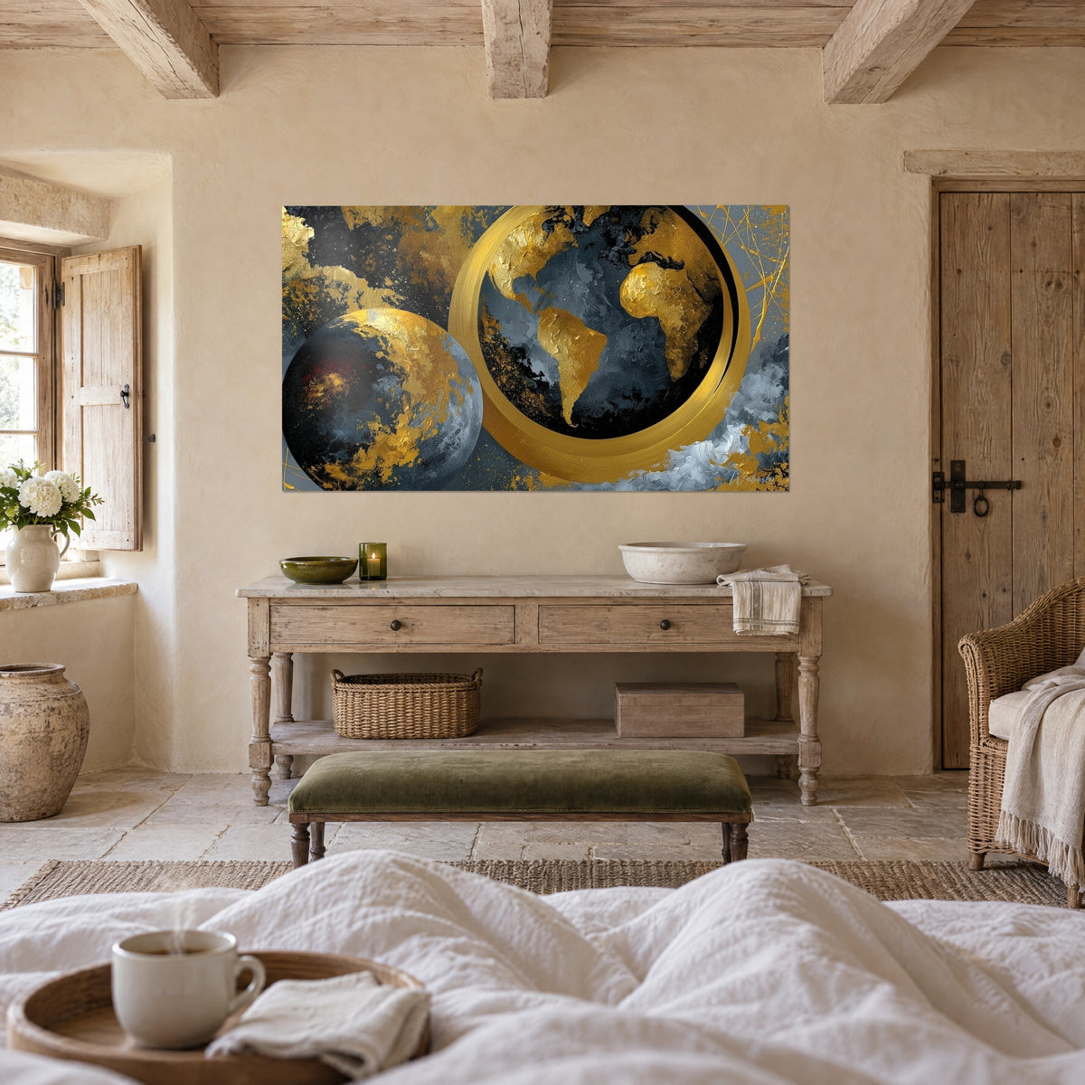 Tableau mappemonde en feuilles d'or sur noir charbon, anneau lumineux et touches rouges, au-dessus d'un lit dans une chambre claire