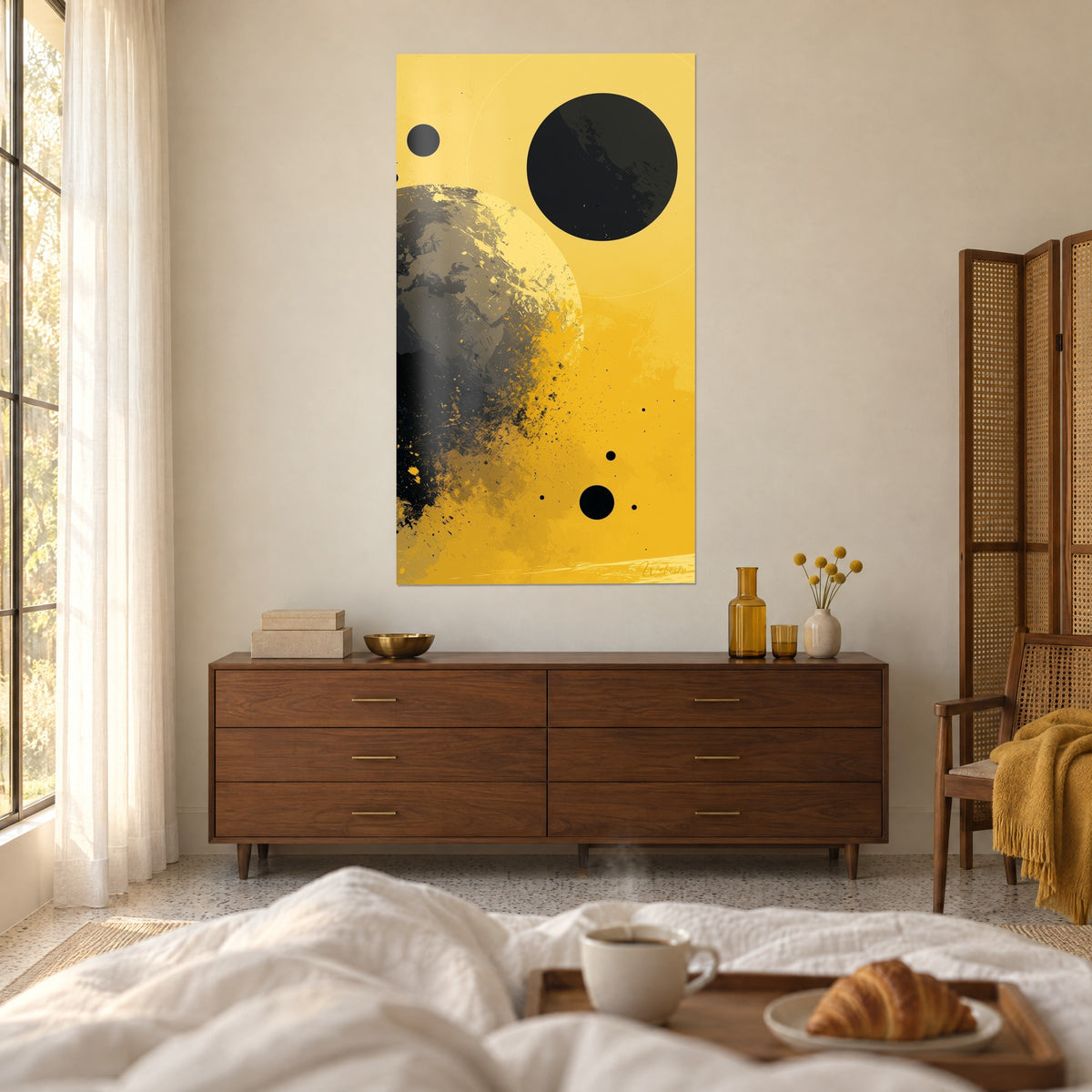 Tableau monde en miettes grises sur jaune moutarde, grande lune noire en haut, commode en noyer, au-dessus d'un lit dans une chambre claire