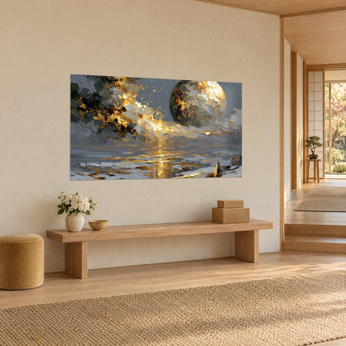 Tableau planète aux plaques d'or et de noir, reflets ambrés sur une mer glacée, mur beige, banc en bois clair, maison japandi