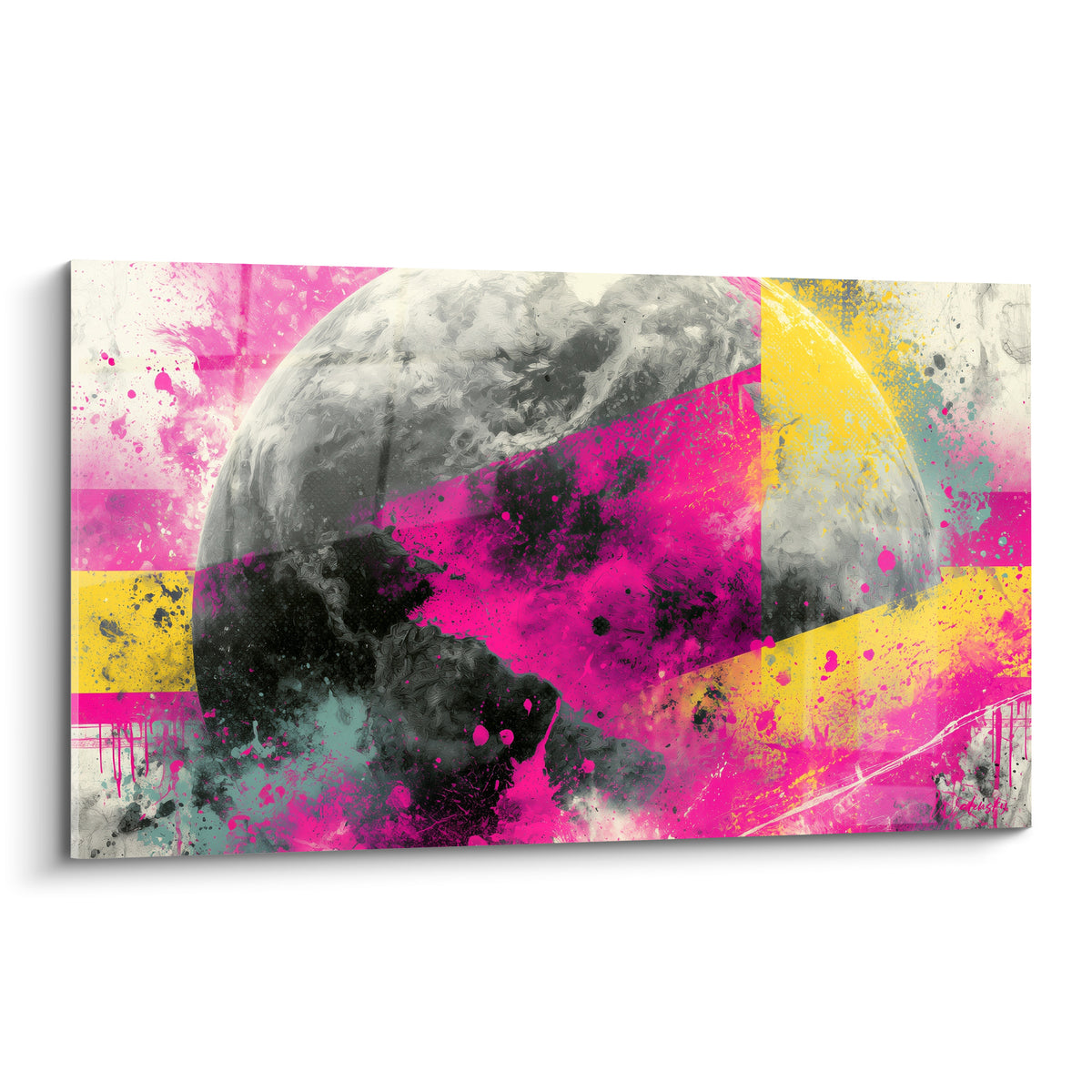Planète grise texturée fendue par une diagonale rose fuchsia et jaune moutarde éclaboussé