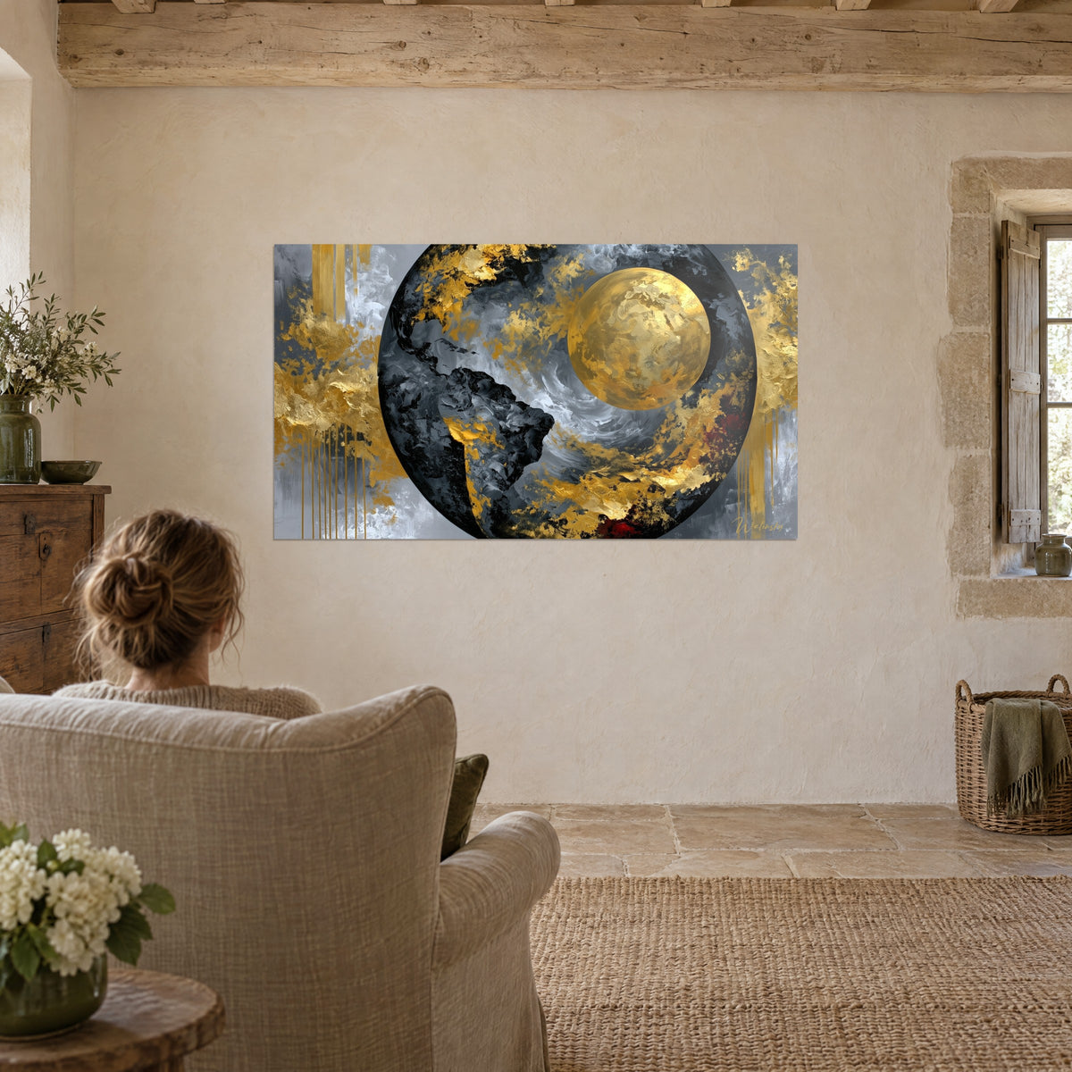 Tableau monde en noir de jais et feuilles d'or, lune dorée imposante, femme de dos dans un fauteuil de lin, salon de campagne