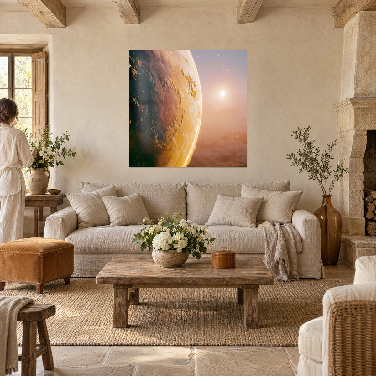 Tableau planète dorée aux cratères émeraude, petit soleil blanc dans un ciel rose, au-dessus d'un canapé dans un salon lumineux