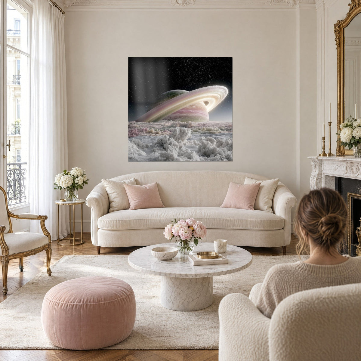 Cuadro planeta gigante rodeado de anillos nacarados rosa y verde salvia, suelo de escarcha blanca, encima de un sofá en un salón luminoso