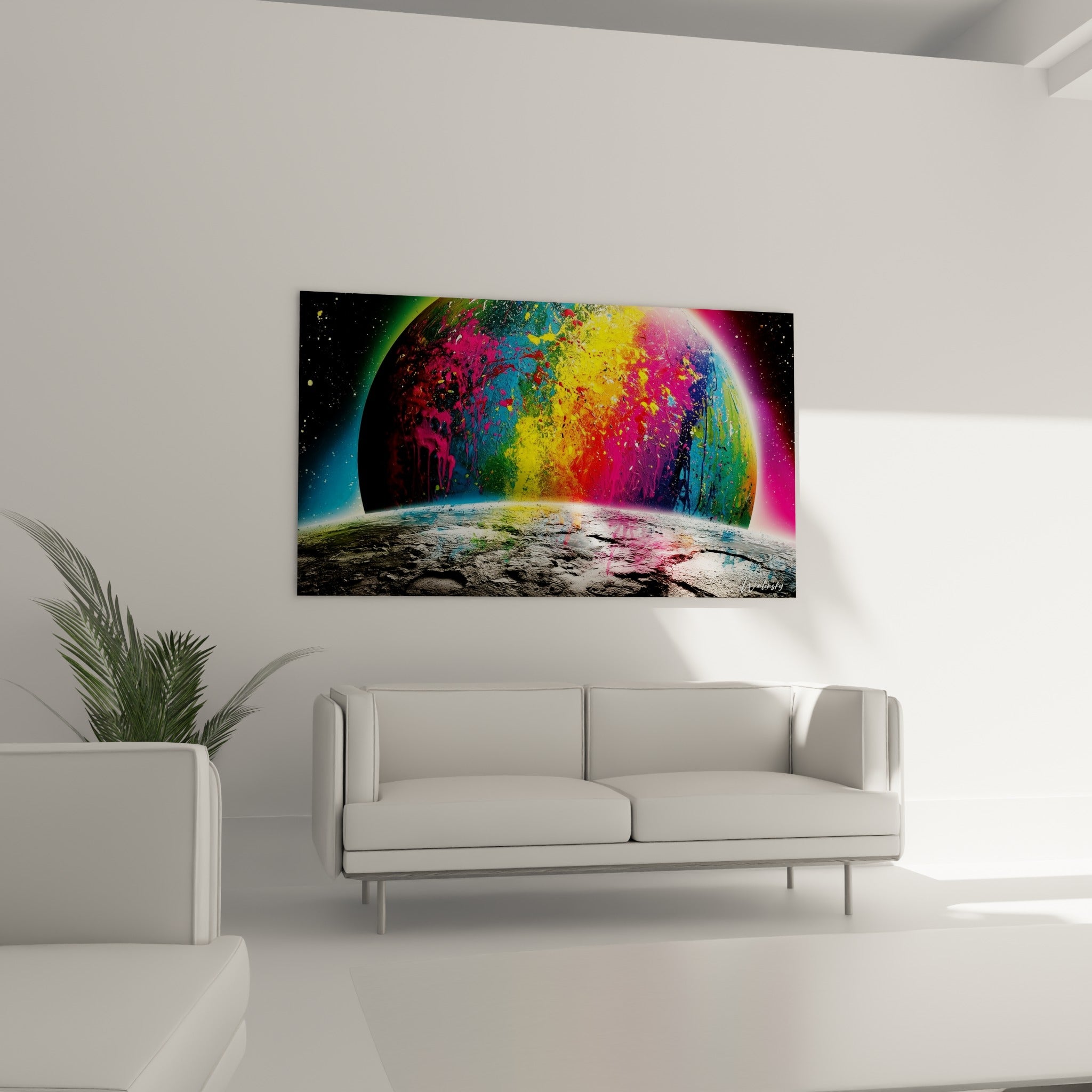 Explosion colorée turquoise et fuchsia sur planète peinte, au-dessus d'un canapé dans un salon lumineux