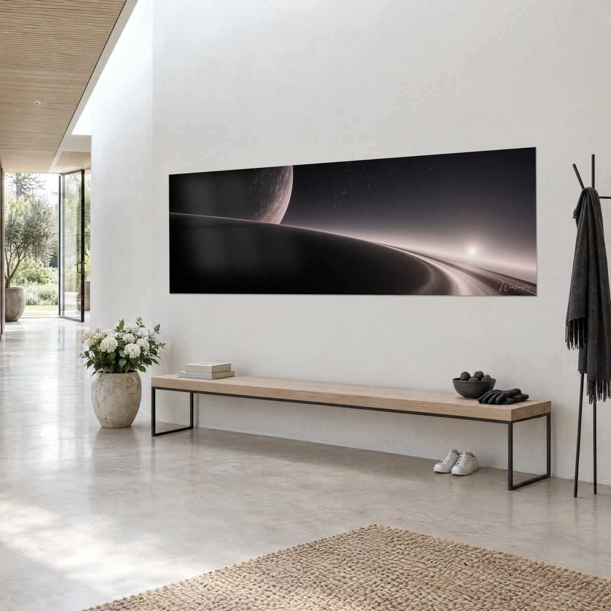 Tableau planète grise et courbe d'anneaux crème sous un ciel étoilé, vu de trois quarts dans un séjour d'architecte clair