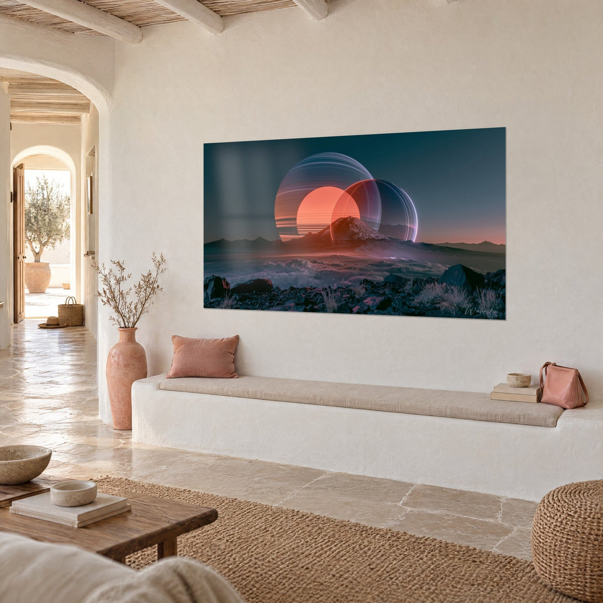 Tableau planète orange cerclée de stries lilas, sommet enneigé rosé, mer de nuages gris, vue de trois-quarts sur mur blanc chaulé