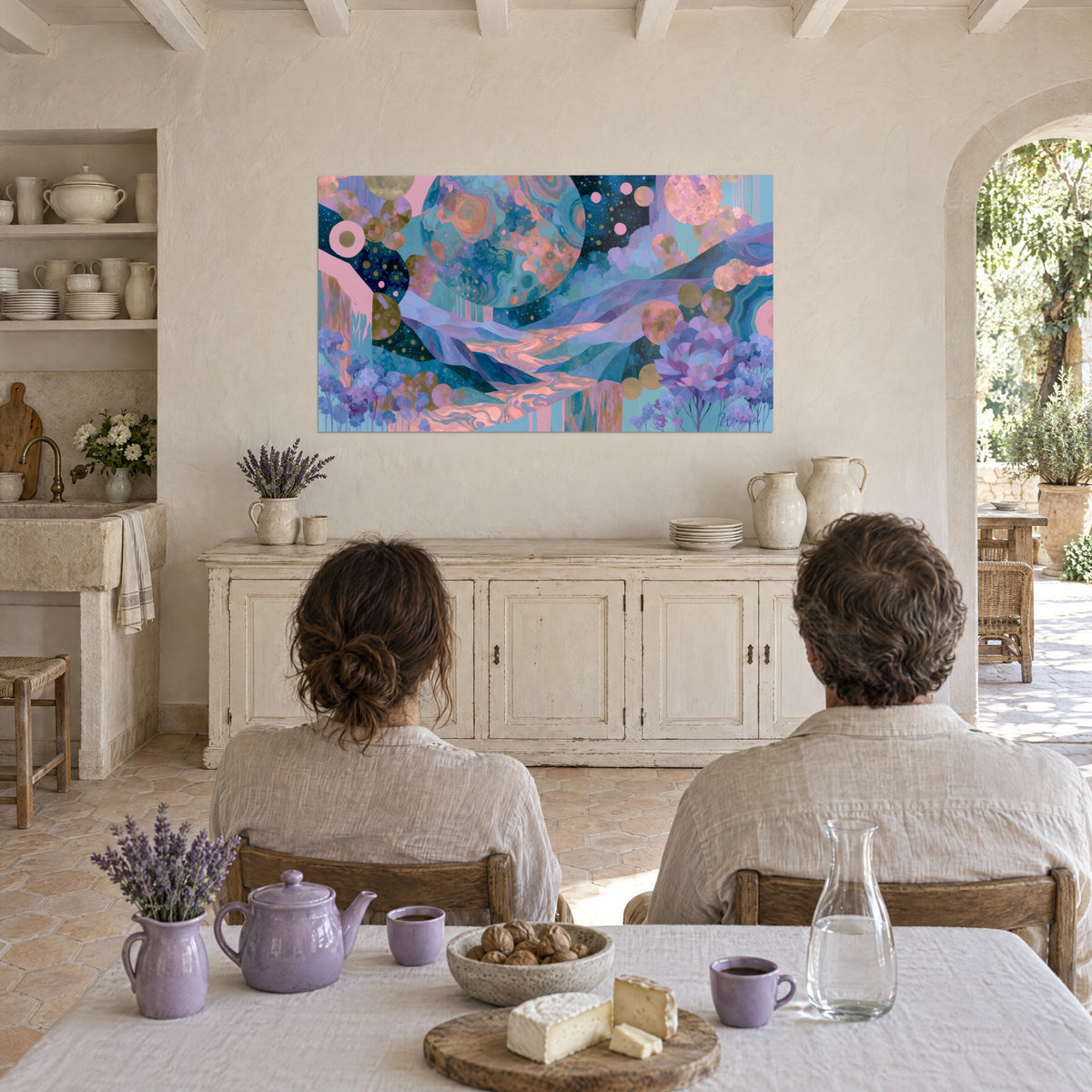 Tableau paysage cosmique aux disques dorés et roses, ciel bleu nuit étoilé, face à un couple attablé dans un mas provençal