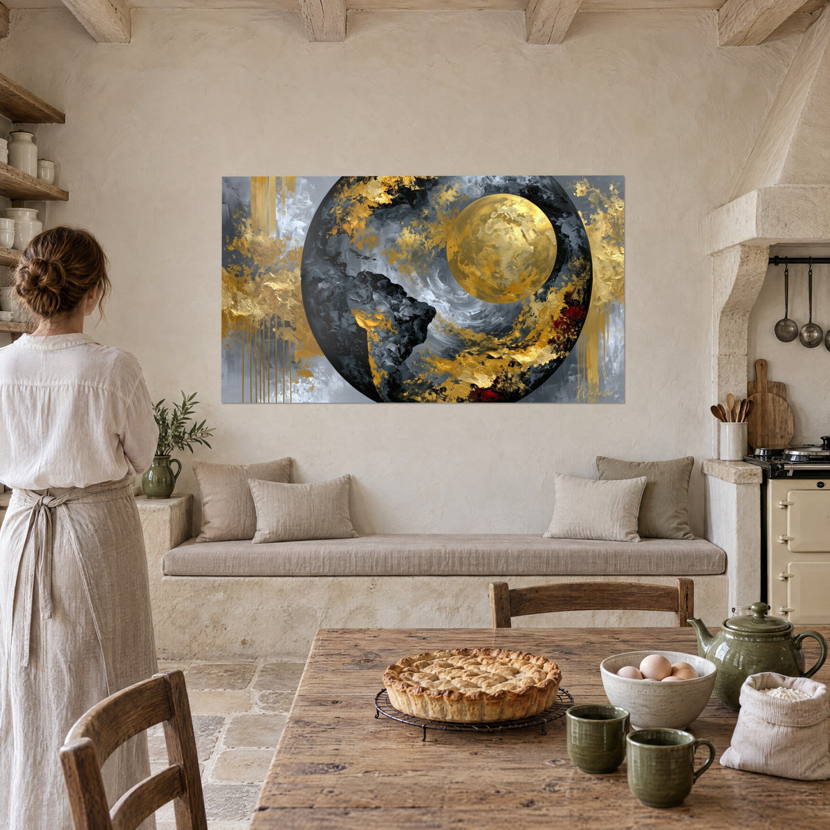 Tableau sphère terrestre charbon aux coulures d'or, lune dorée texturée, femme de dos près de la cuisine, maison de campagne