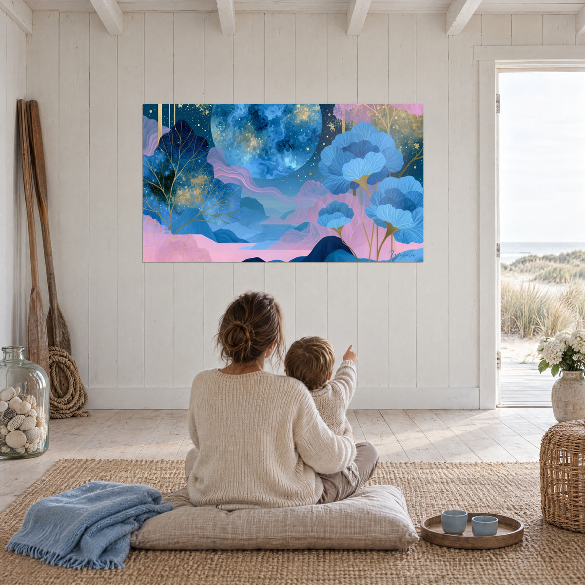 Tableau lune bleue nébuleuse sur ciel nuit constellé d'or, fleurs bleu ciel et vallée rose, face à une mère et son enfant au salon