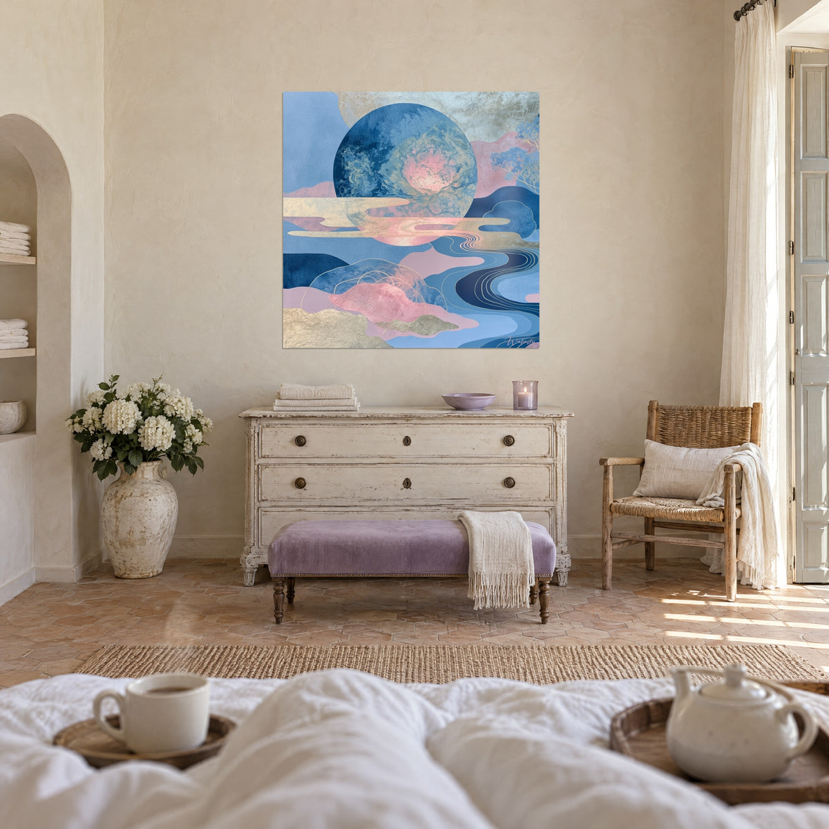 Cuadro luna jaspeada en índigo y rosa empolvado, cintas de bruma dorada, encima de una cama en un dormitorio luminoso