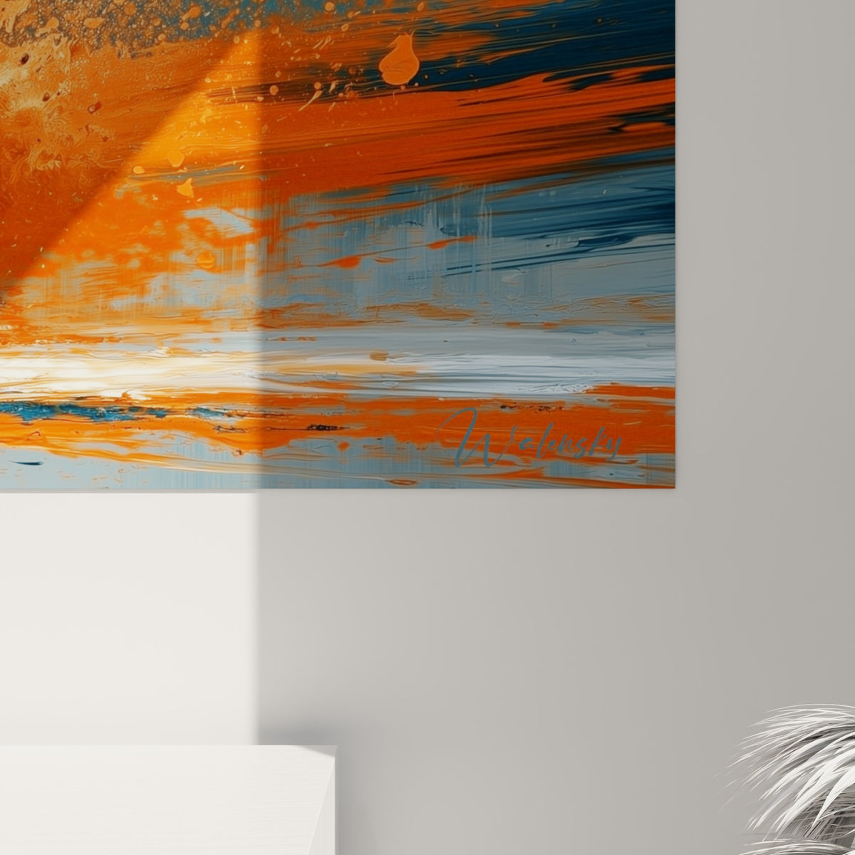 Détail de la matière peinte, coulures bleu marine et éclats orange se mêlant en gros grain texturé