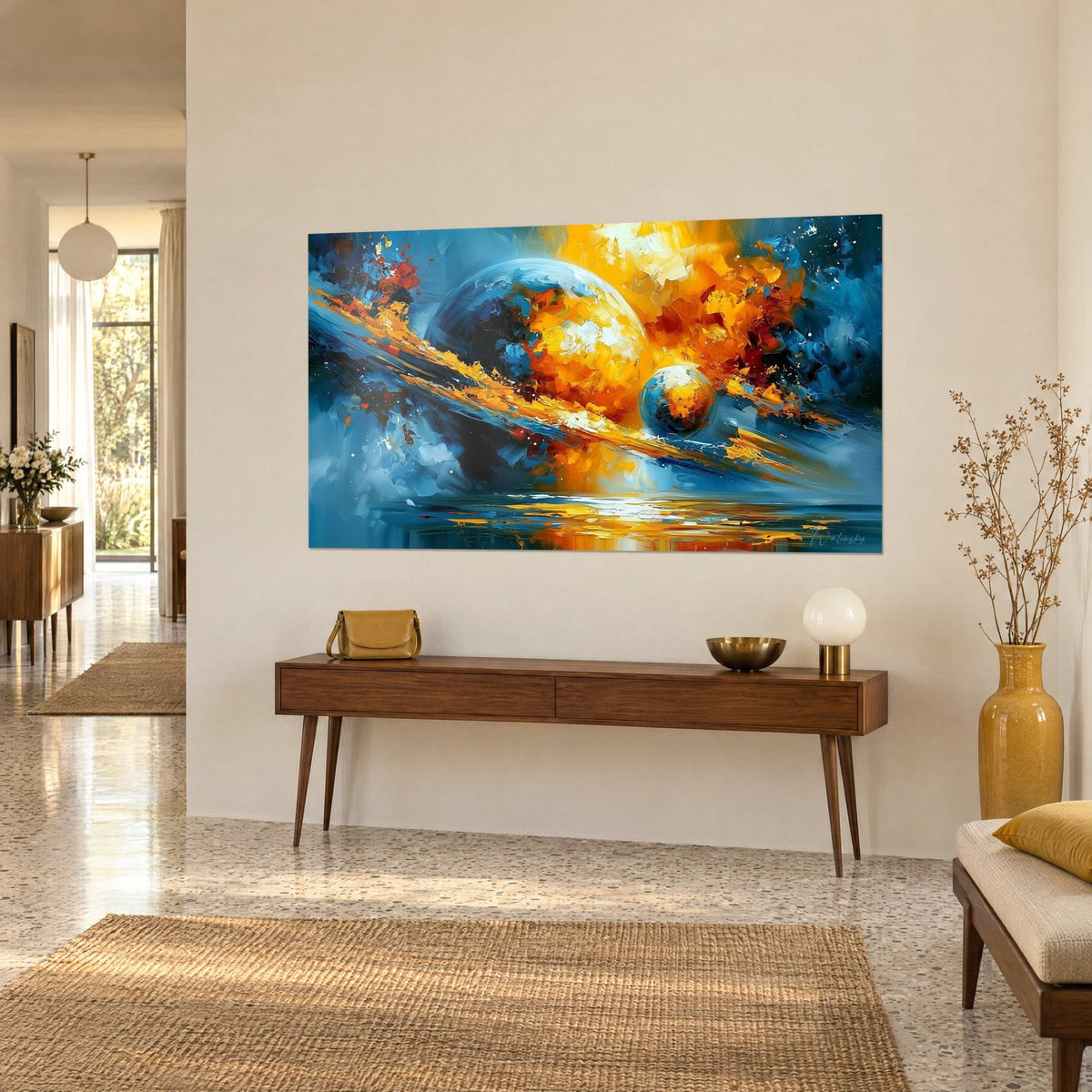 Tableau cosmos abstrait en coups de spatule bleu nuit et orange, reflet doré sur l'eau, au-dessus d'une console en bois