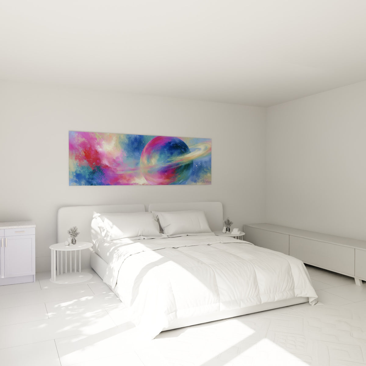 Sphère céleste rose et turquoise entourée d'un anneau doré, au-dessus d'un lit dans une chambre claire
