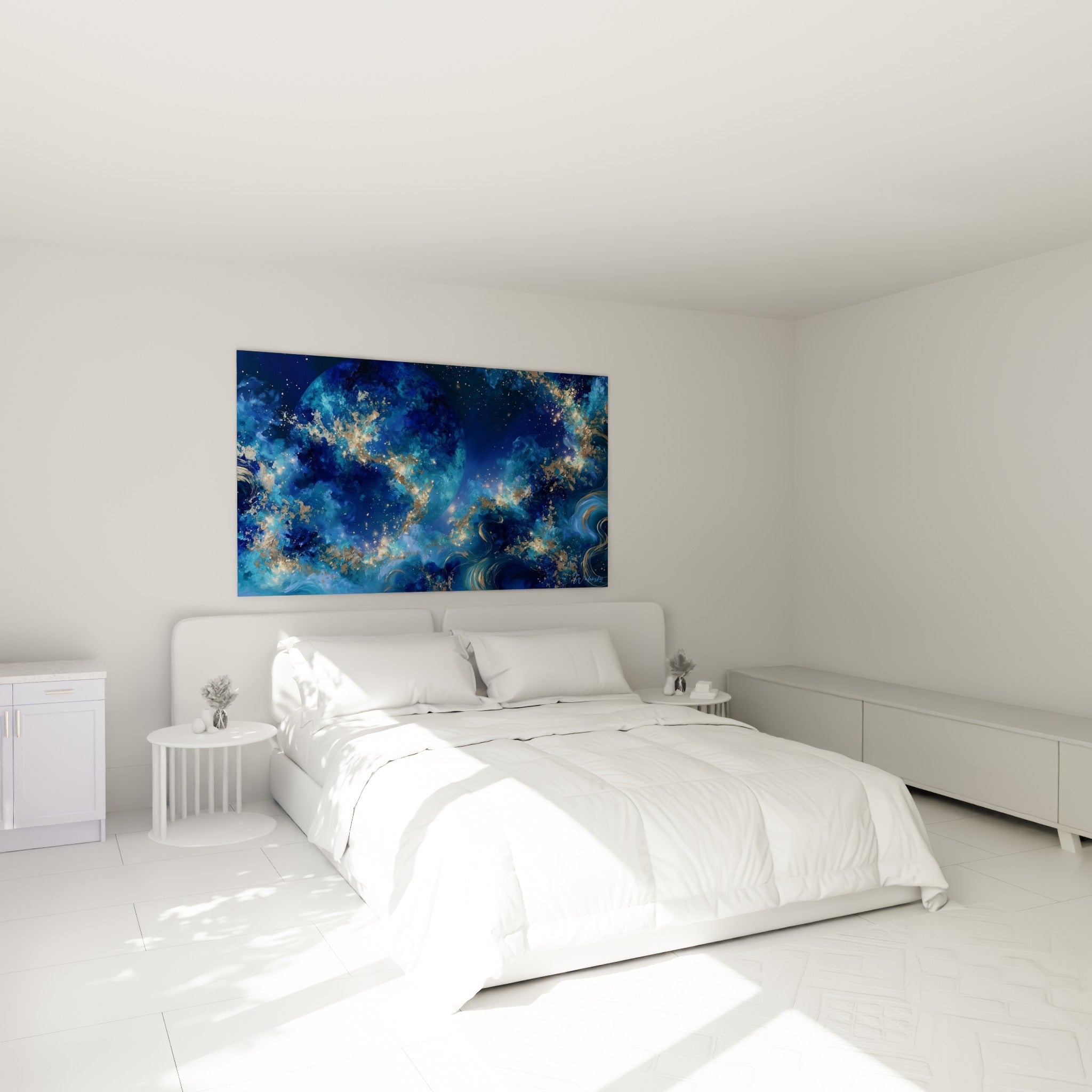 Nébuleuse bleu marine et or accrochée au-dessus d'un lit dans une chambre claire et épurée