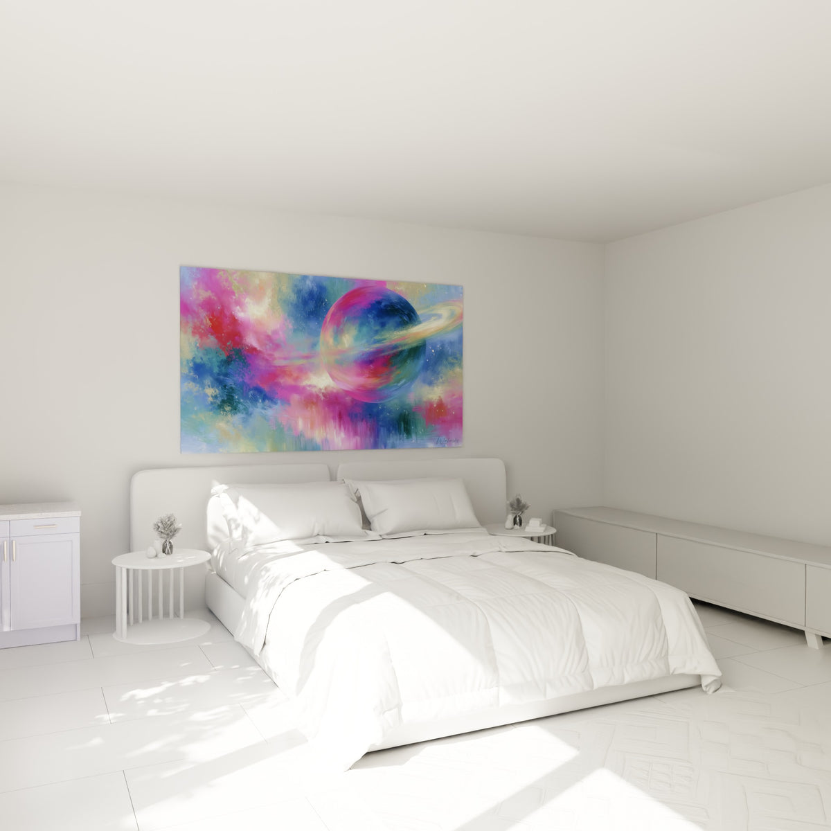Planète rose et bleue aux anneaux dorés tourbillonnants, accrochée au-dessus d'un lit dans une chambre claire